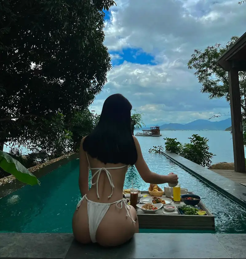 Nhìn cặp mông to tròn của Jun Vũ chỉ muốn doggy