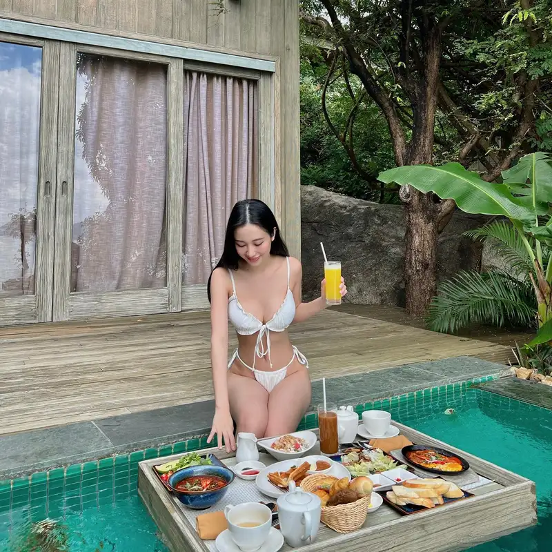 Jun Vũ khoe body cực gợi dục