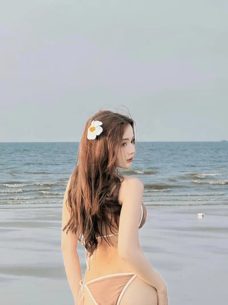Ngắm nhìn Lan Hương FAPtv bikini cuốn hút khó cưỡng