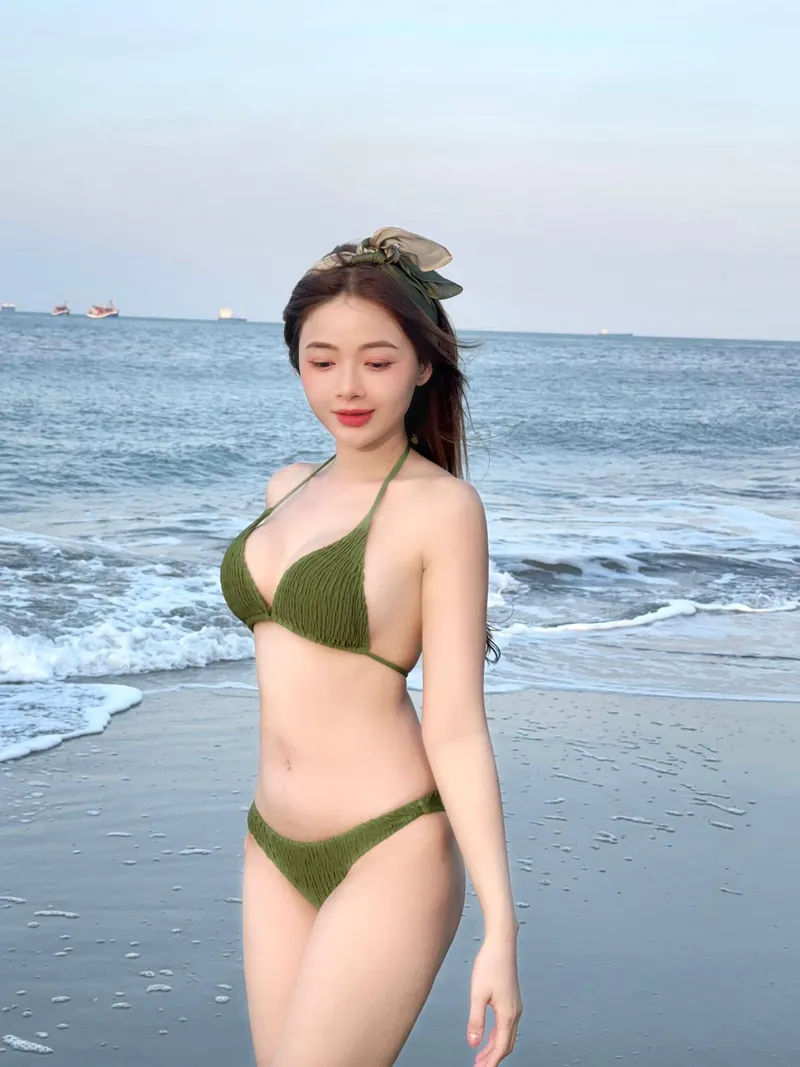 Lan Hương FAPtv bikini với vóc dáng thon gọn nổi bật