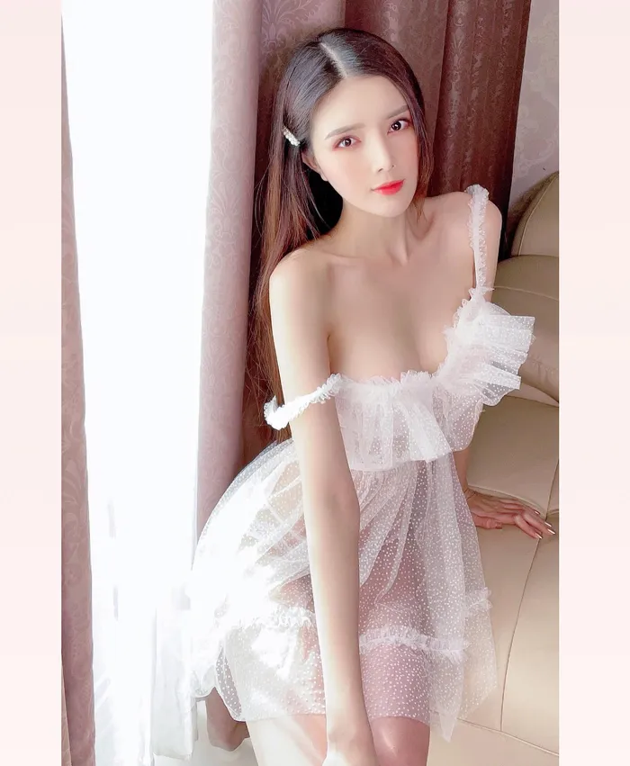 hình ảnh lilly luta khoe vú