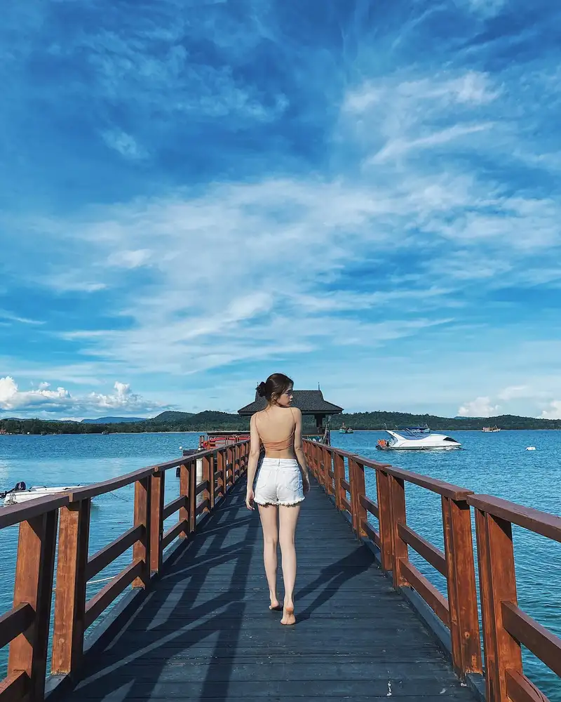 Linh Ka khoe dáng dễ thương