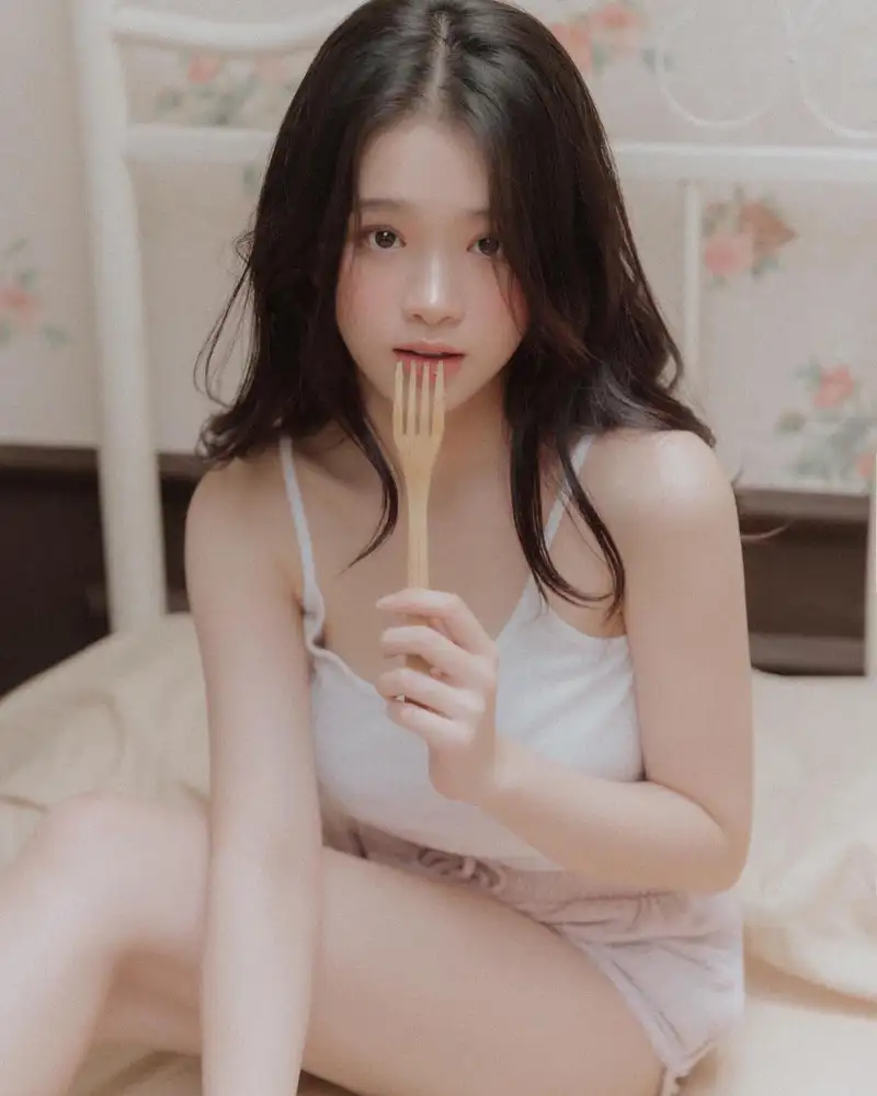 Vẻ ngây thơ trong sáng của Linh Ka