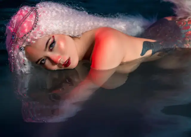 Linh Miu nude với phong cách nữa hoàng đang dưới nước.