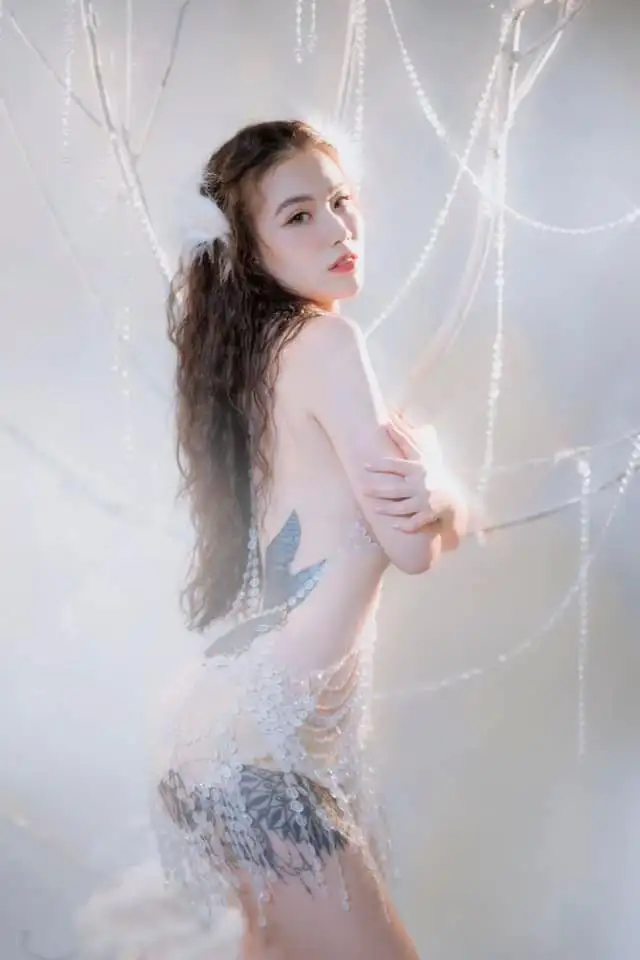 Linh Miu nude khoác trên mình bộ áo đá lấp lánh
