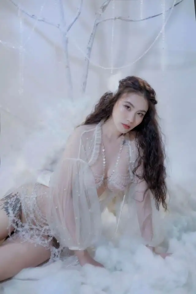 Ảnh nude Linh Miu như đang trên mây trắng thuần khiết