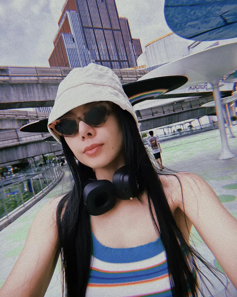 Nam Thư sexy táo bạo