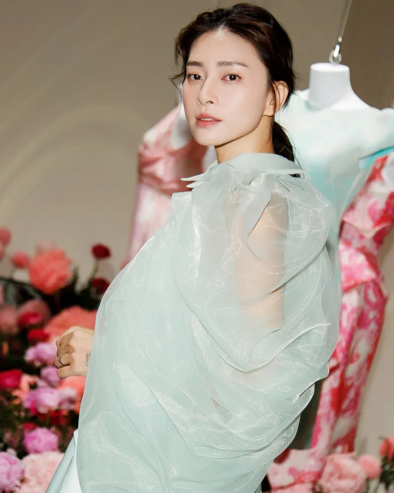 Ngô Thanh Vân sexy trong trang phục sang trọng nhưng không kém phần táo bạo