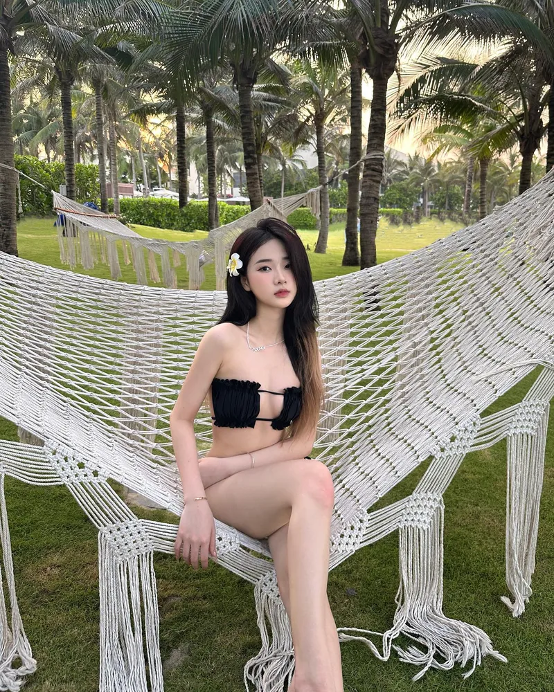 Khoảnh khắc Nguyễn Diệu Linh bikini thư giãn