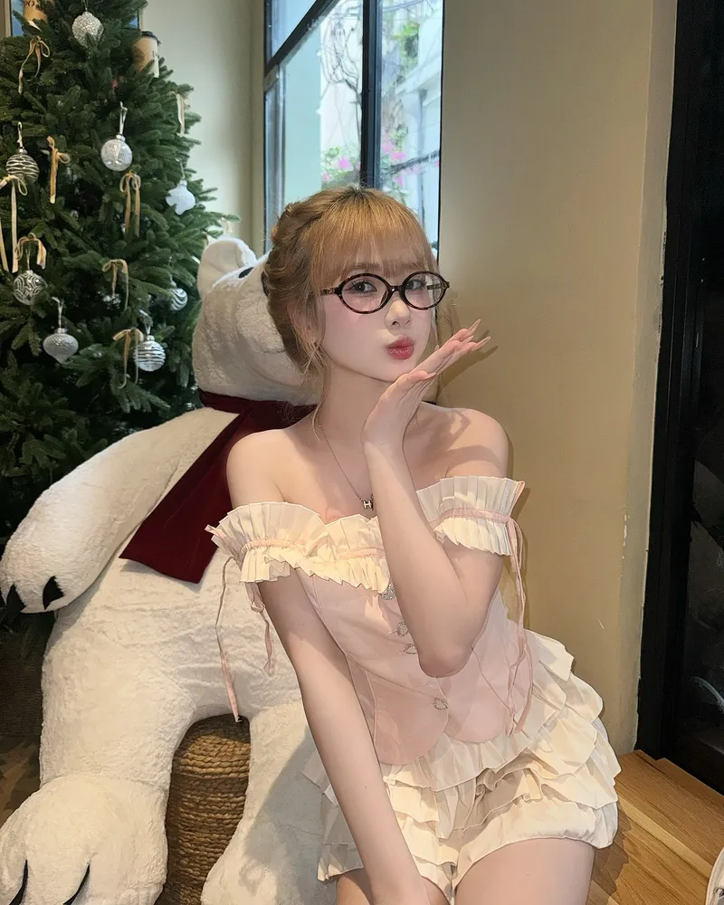 Nguyễn Diệu Linh trong bộ váy trắng thanh lịch