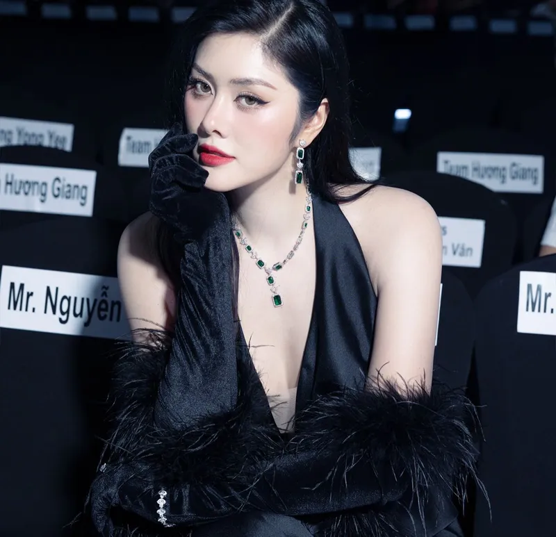 Phạm Huỳnh Tiên lộ khe ngực