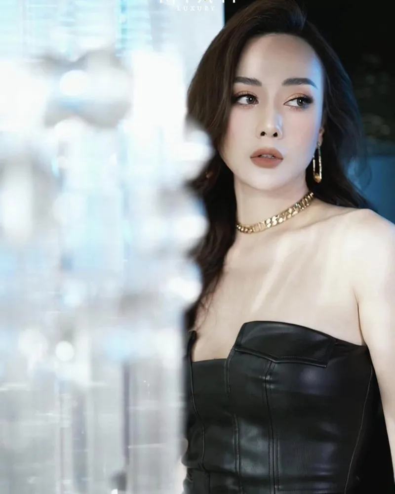 Hình ảnh Phương Oanh nóng bỏng trong những bộ trang phục đắt giá