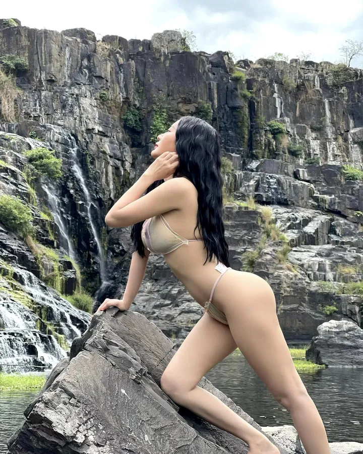 Pong Kyubi ưỡn mông cong cực khiêu gợi nhìn chỉ muốn doggy