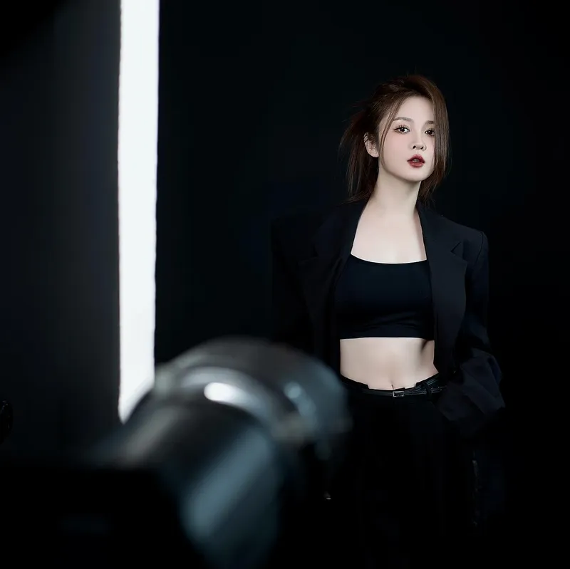 Ribi Sachi xinh đẹp bí ẩn khi diện đồ bộ đen