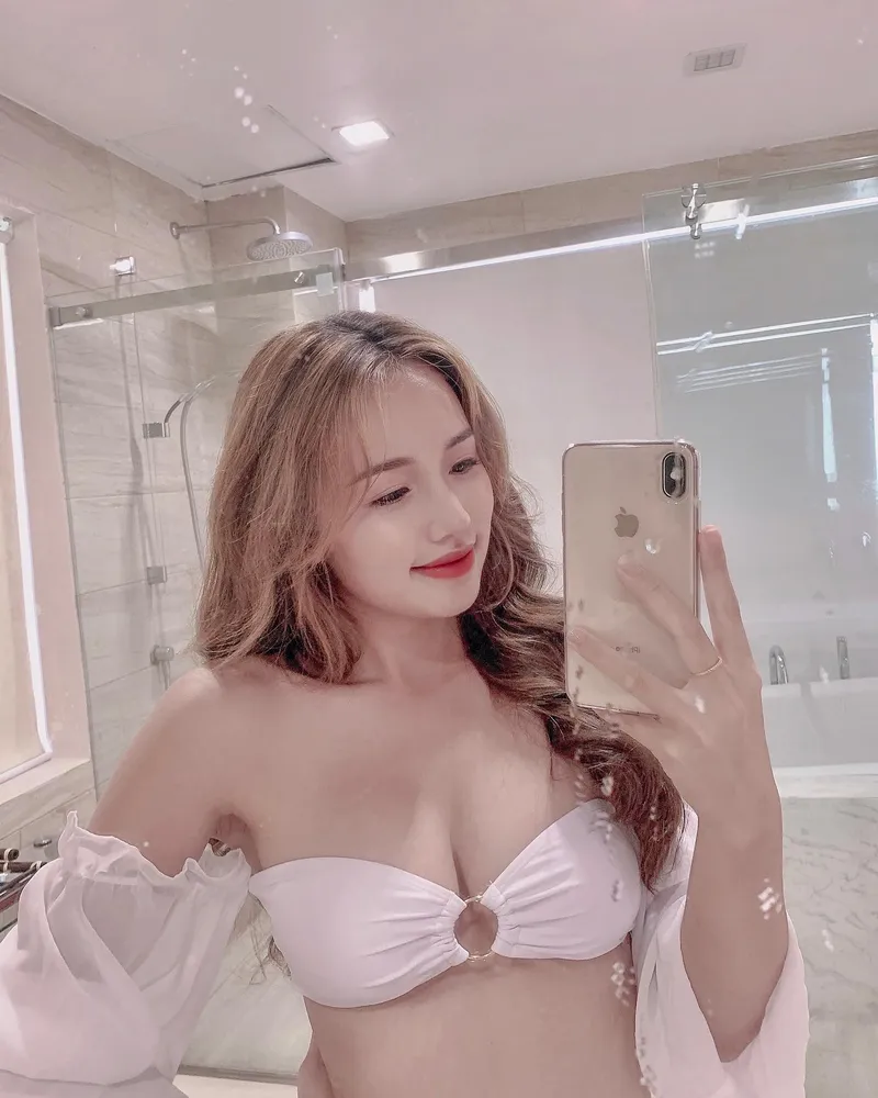 Thị Nhung tự sướng trước gương