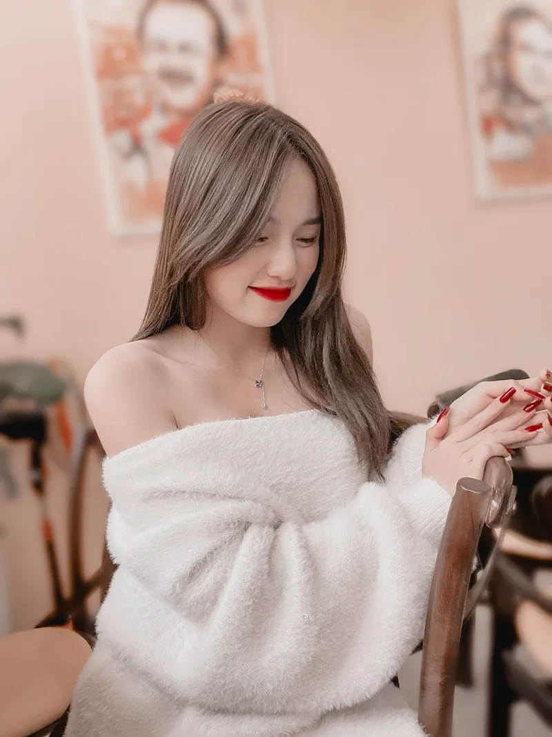 Thị Nhung khoe vai trần