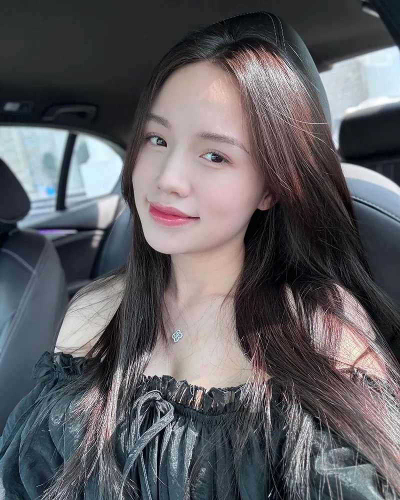 Thị Nhung sexy trên oto