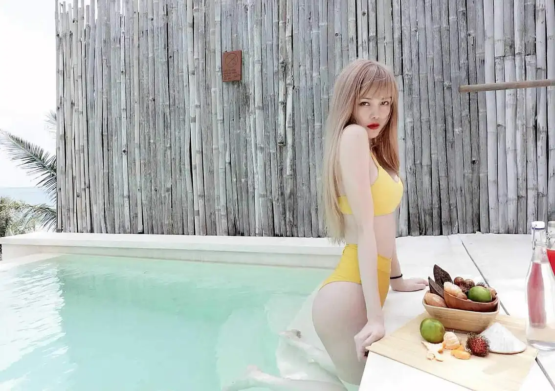 Thiều Bảo Trâm khoe dáng múp gợi cảm