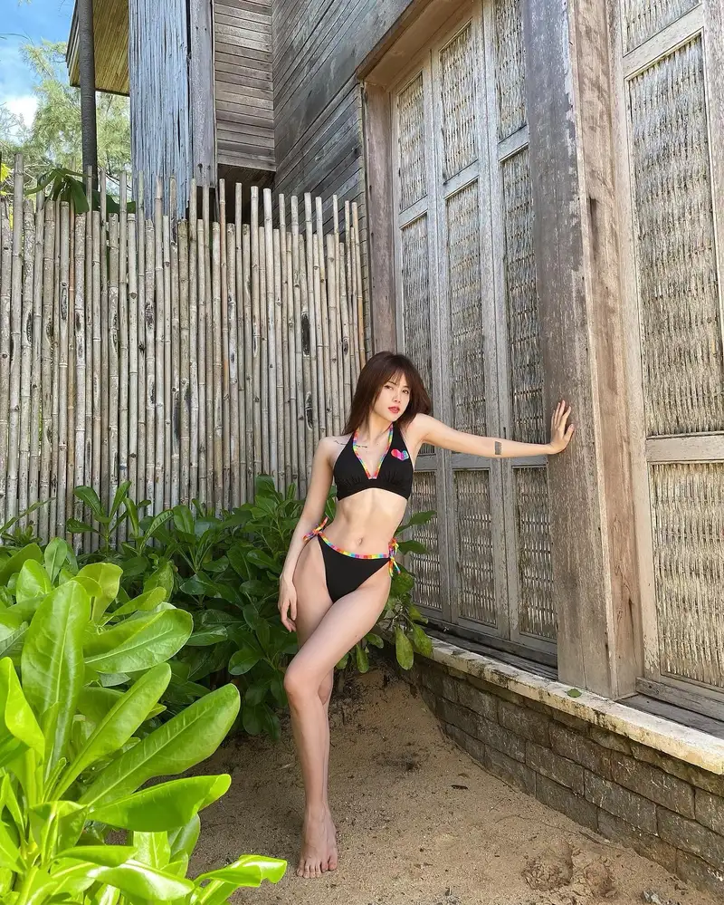 Thiều Bảo Trâm thả dáng siêu nóng bỏng