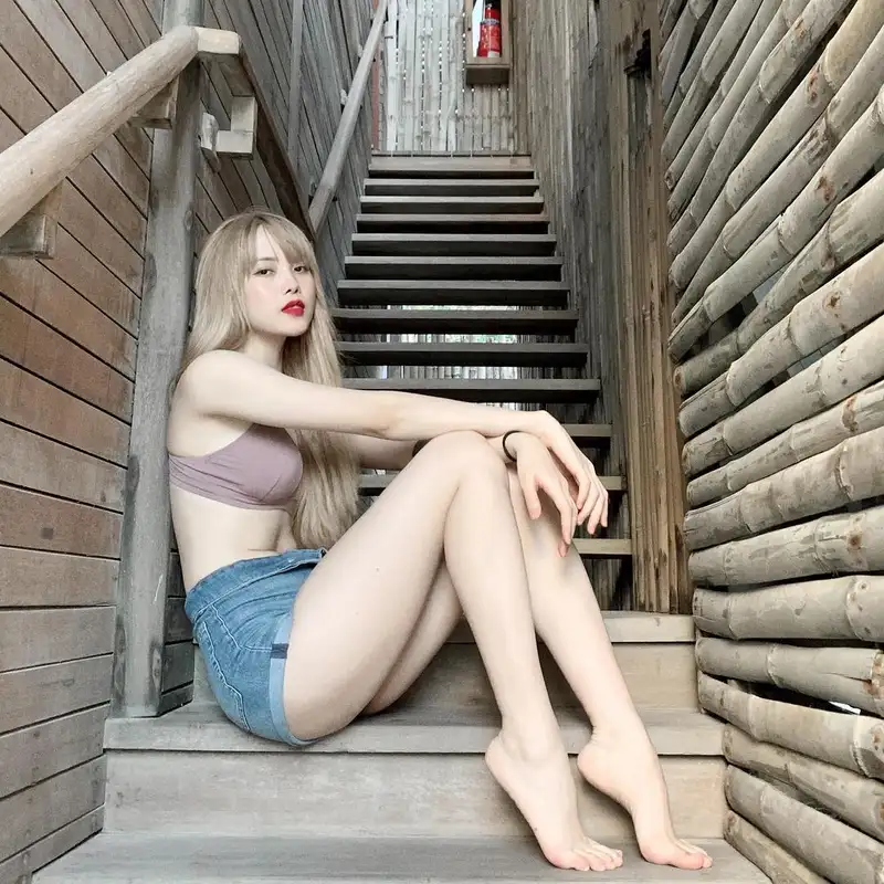 Vẻ quyến rũ khó rời mắt của nữ ca sĩ 9x