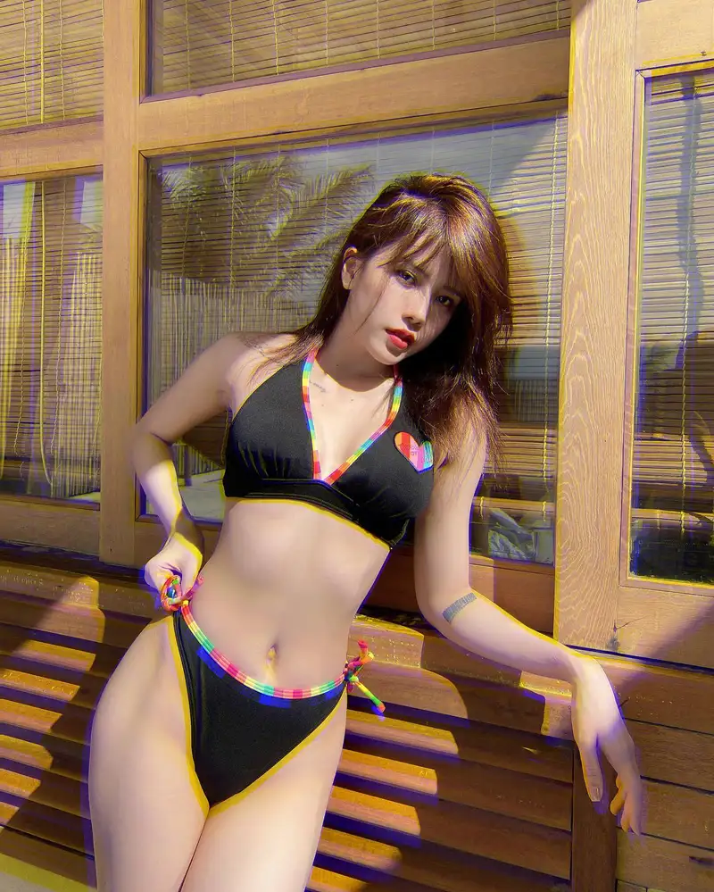 Thiều Bảo Trâm thả dáng gợi dục trong bộ lót đen