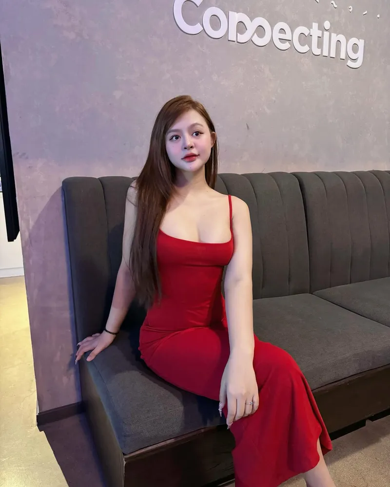 Trang Linh ưu thích diện những bộ đồ giúp khoe vòng 1 gợi cảm của mình