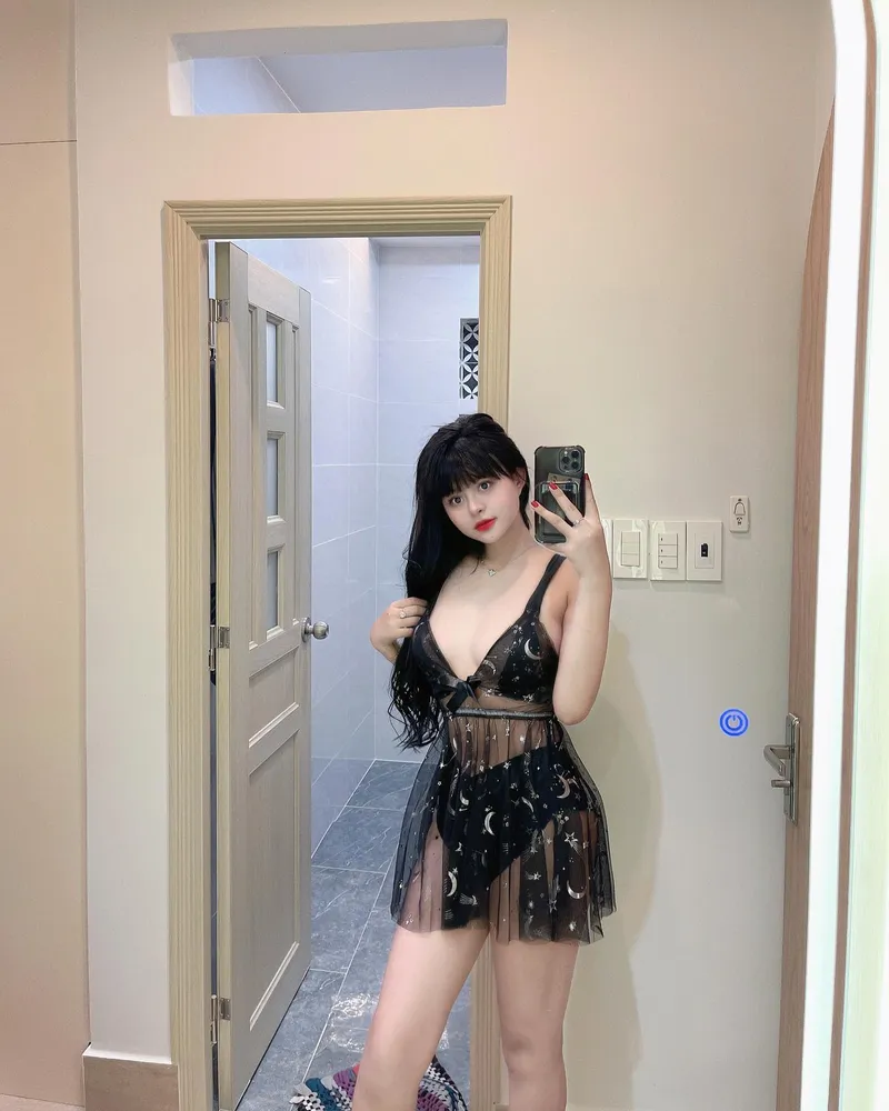 Ngực bự đẫy đà siêu quyến rũ của Trang Linh