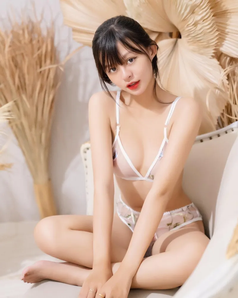 Trang Linh khoe dáng vú bự mông cong siêu gợi cảm