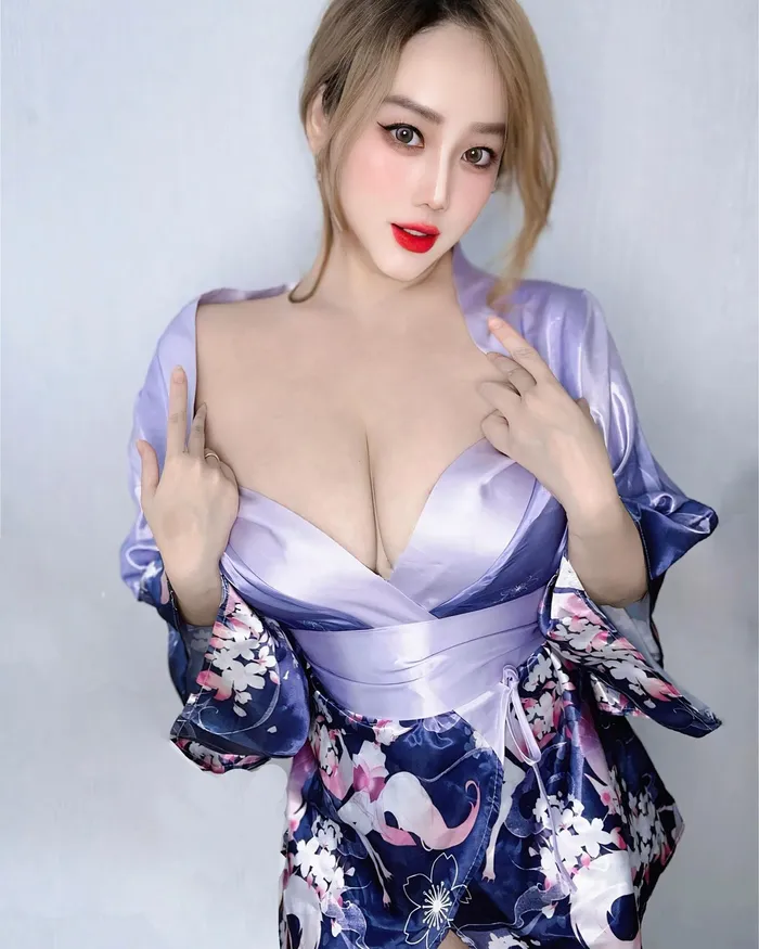 uyên betty nude vú căng